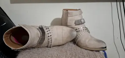 Botines beige con tachas y hebillas - miniatura 1