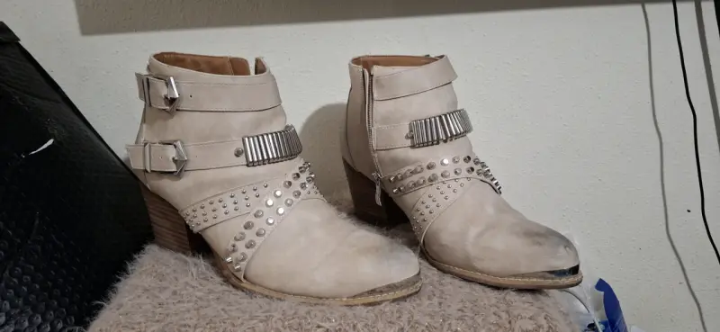 Botines beige con tachas y hebillas - 2