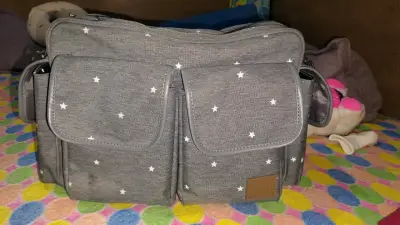 Bolso maternal gris con estrellas - miniatura 1