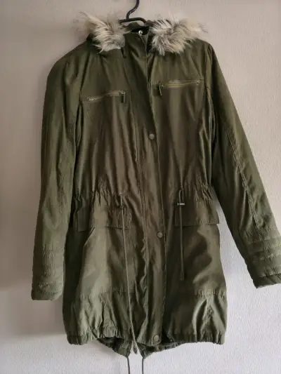 Parka verde con capucha de piel sintética - miniatura 1