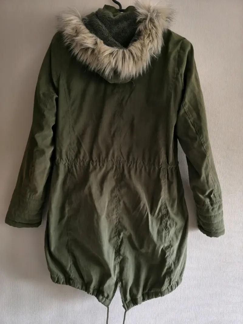 Parka verde con capucha de piel sintética - 2