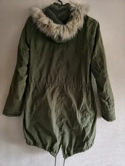 Parka verde con capucha de piel sintética - miniatura 2