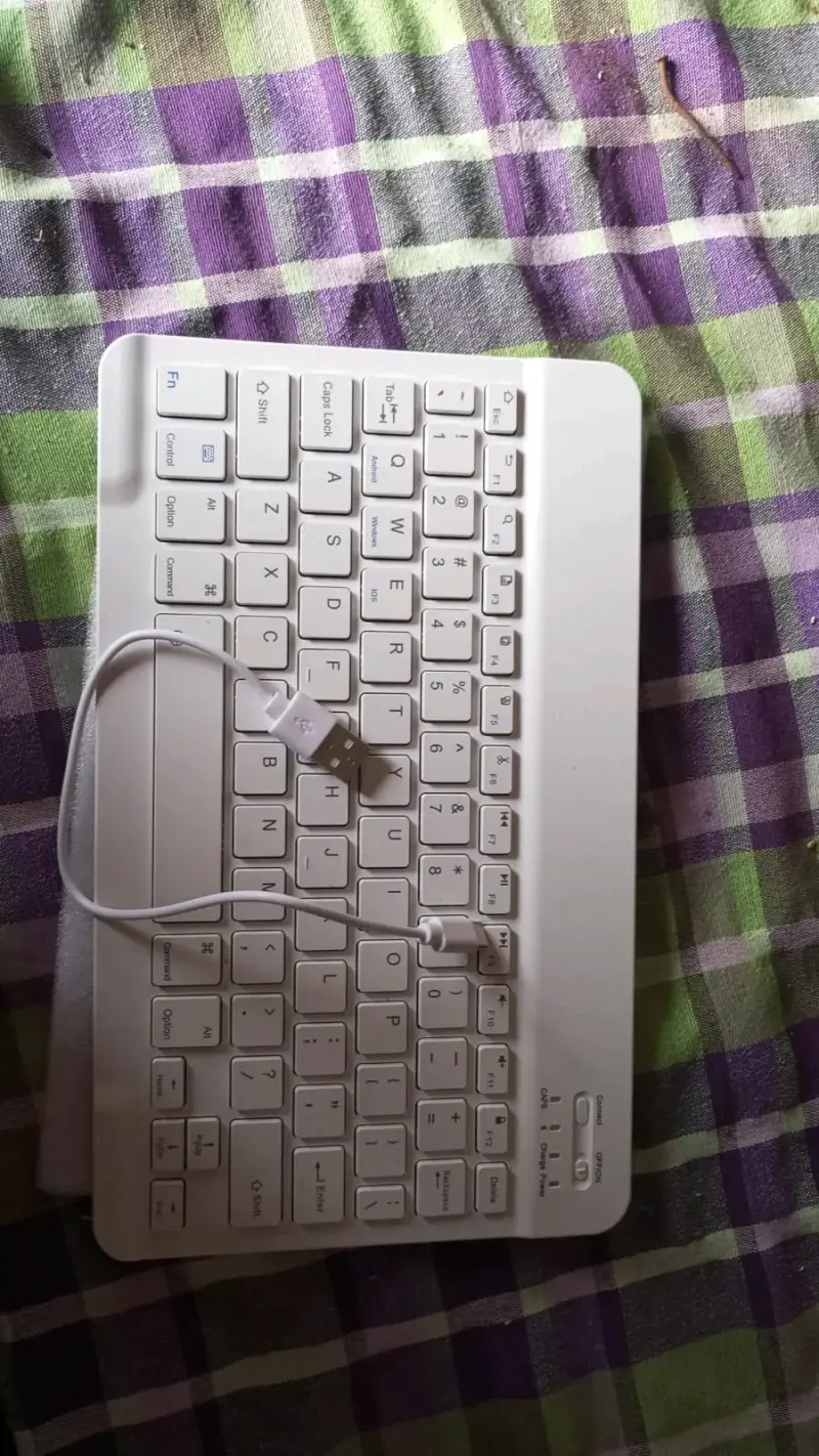 Teclado inalámbrico blanco con cable USB