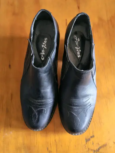 Zapatos de cuero negro con tacón bajo - miniatura 1