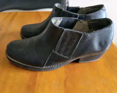 Zapatos de cuero negro con tacón bajo - miniatura 2