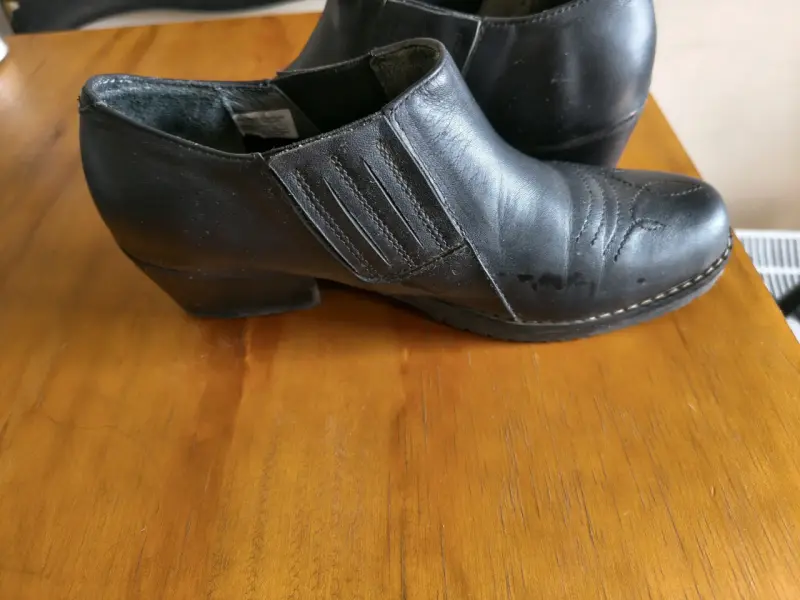 Zapatos de cuero negro con tacón bajo - 4