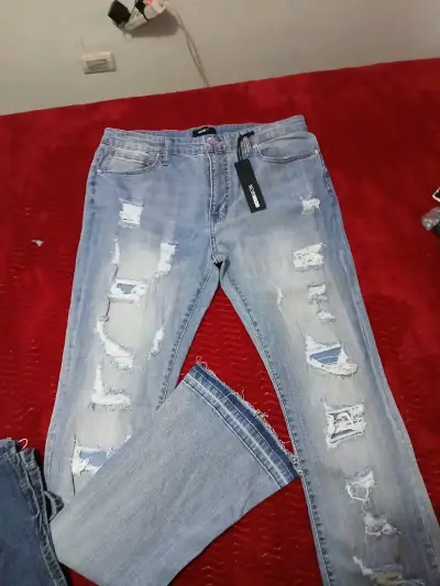 Jeans de mezclilla rasgados para hombre - miniatura 2