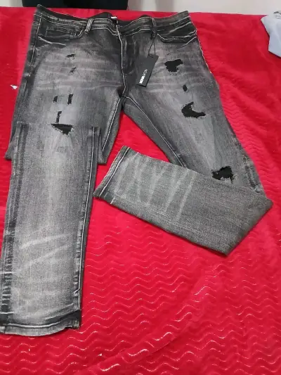 Jeans de mezclilla rasgados para hombre - miniatura 4