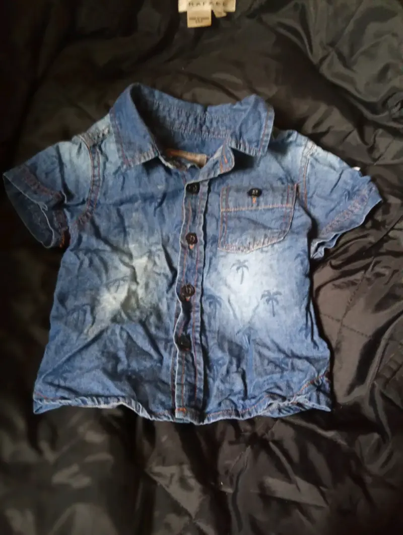 Camisa de mezclilla para niño con estampado de palmeras