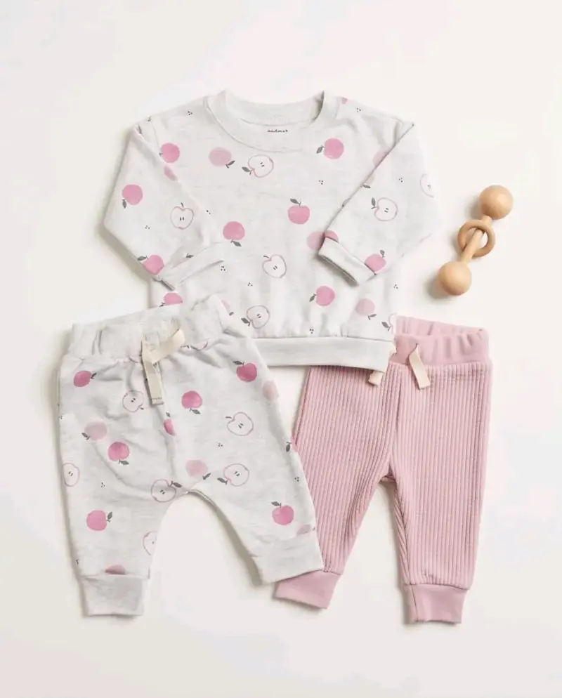 Conjunto de ropa infantil con estampado de manzanas - 2