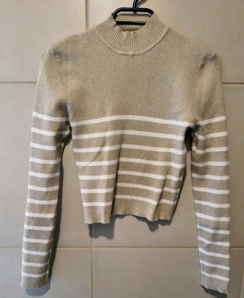Suéter de punto beige con rayas blancas - 2