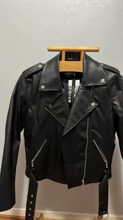 Chaqueta de cuero negra estilo biker para mujer - miniatura 1