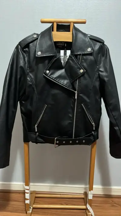 Chaqueta de cuero negra estilo biker para mujer - miniatura 2