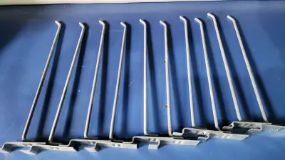 Ganchos de metal para estanterías - miniatura 1