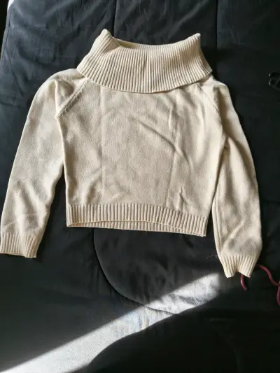 Suéter de cuello alto beige para mujer - miniatura 1