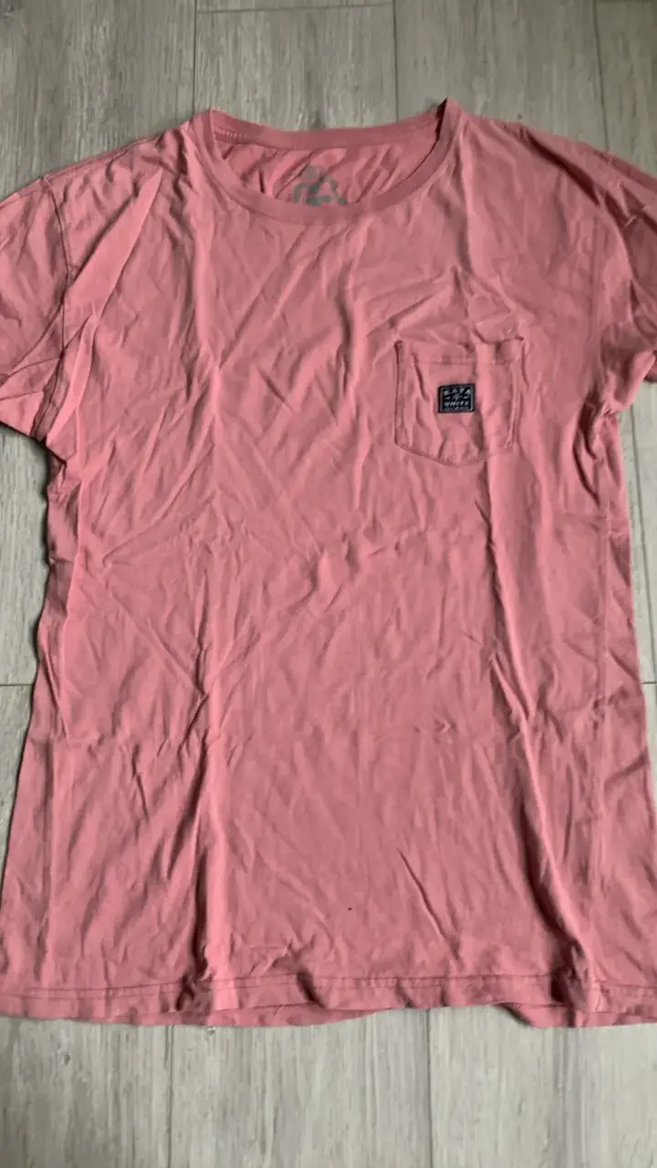 Polera rosada con bolsillo delantero - 1