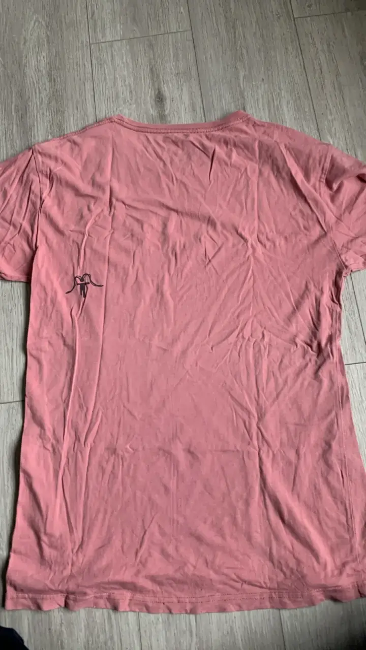 Polera rosada con bolsillo delantero - 2