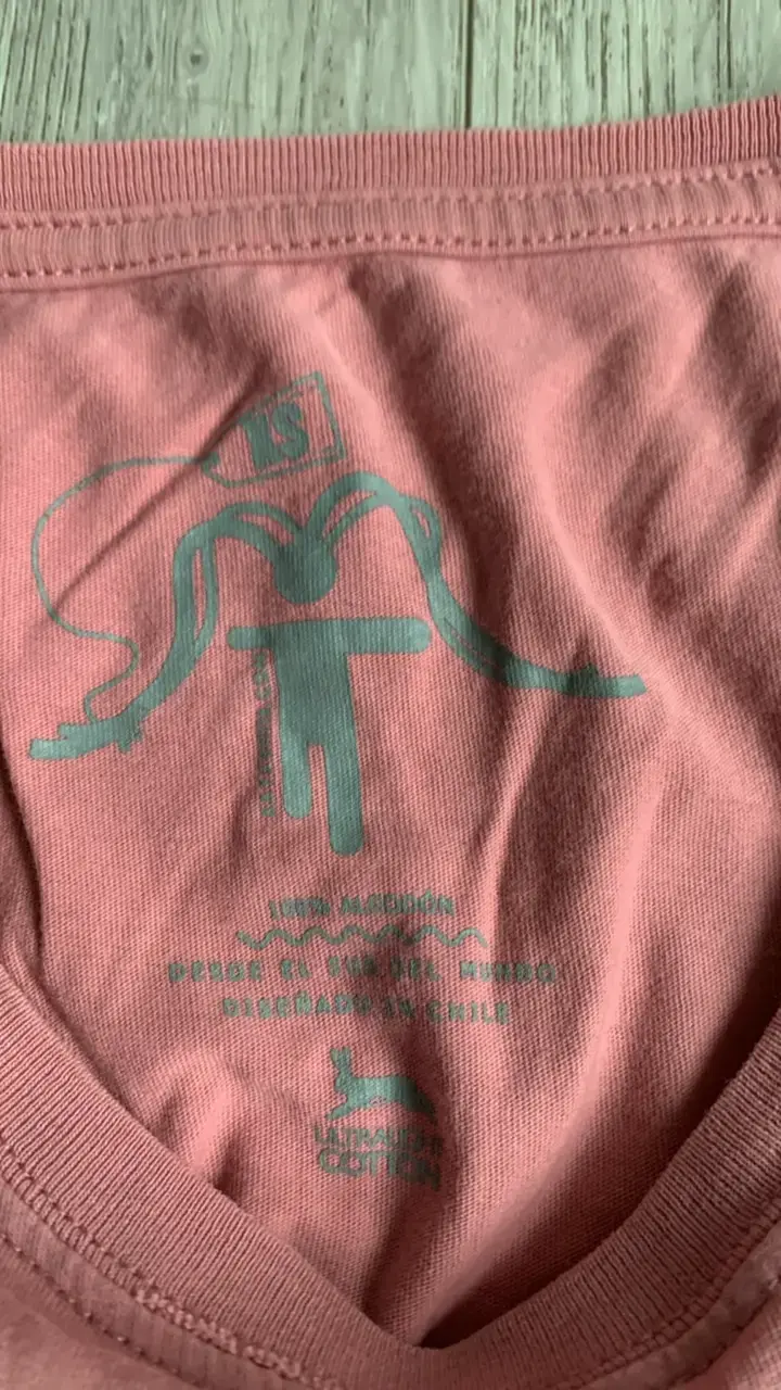 Polera rosada con bolsillo delantero - 3