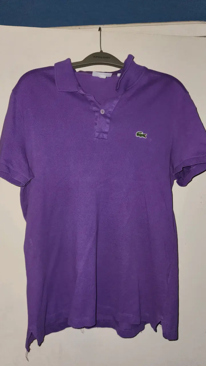 Polera polo morada de marca Lacoste
