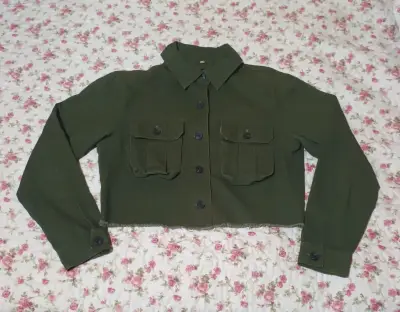 Chaqueta corta verde militar con bolsillos - miniatura 1