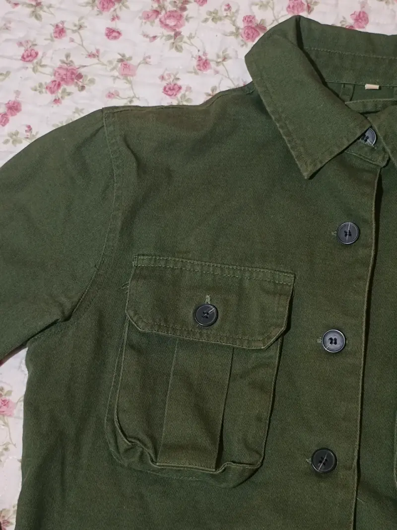 Chaqueta corta verde militar con bolsillos - 2