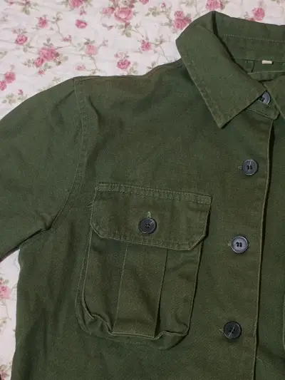 Chaqueta corta verde militar con bolsillos - miniatura 2