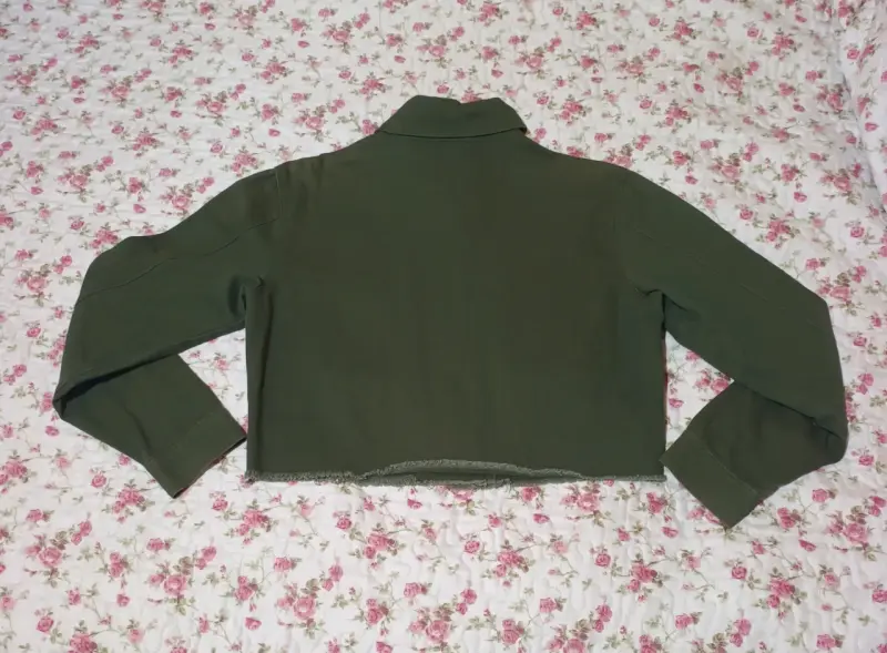 Chaqueta corta verde militar con bolsillos - 3