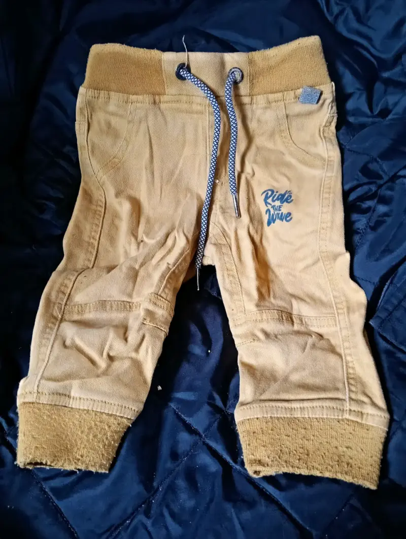Pantalones de bebé color mostaza con diseño "Ride the Wave"