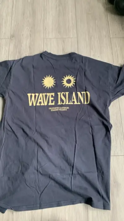 Polera negra Wave Island con diseño frontal - miniatura 2