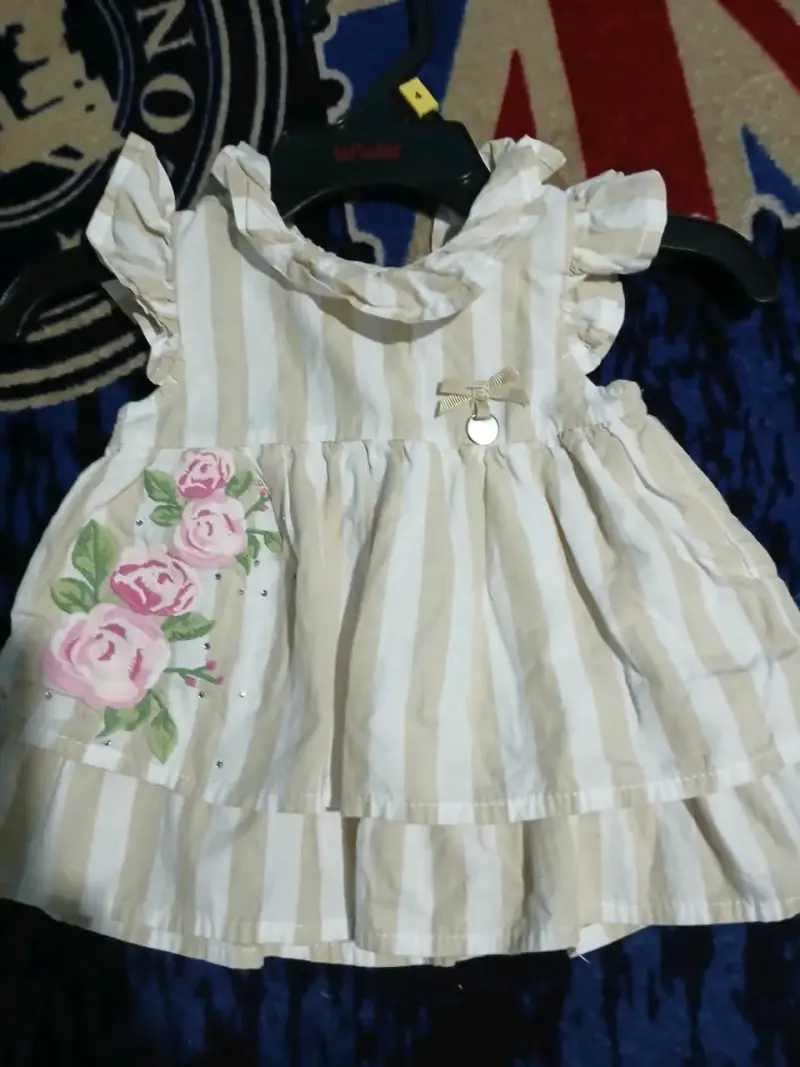 Vestido de niña con estampado floral y rayas - 3