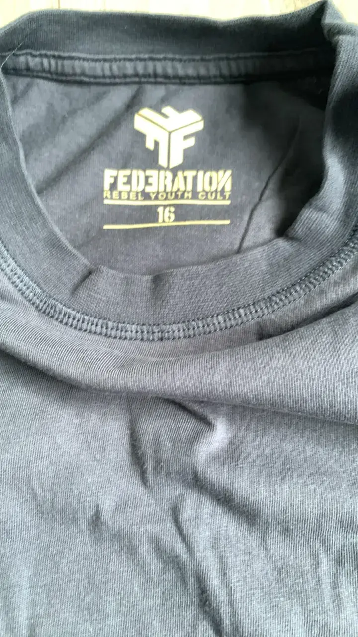 Polera negra Wave Island con diseño frontal - 3