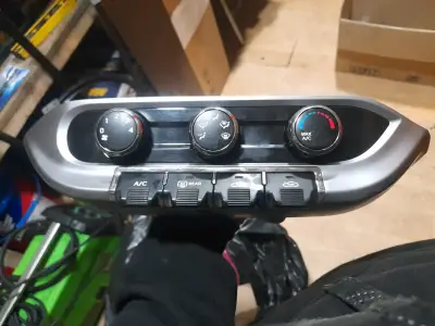Panel de control de aire acondicionado Kia Río UB - miniatura 2