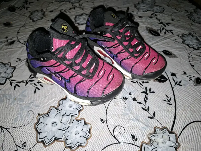 Zapatillas deportivas Nike rosadas y moradas