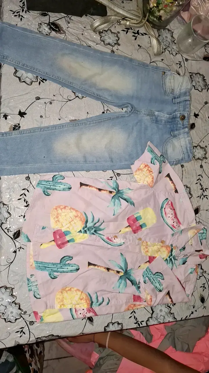 Conjunto de camisa estampada y jeans claros