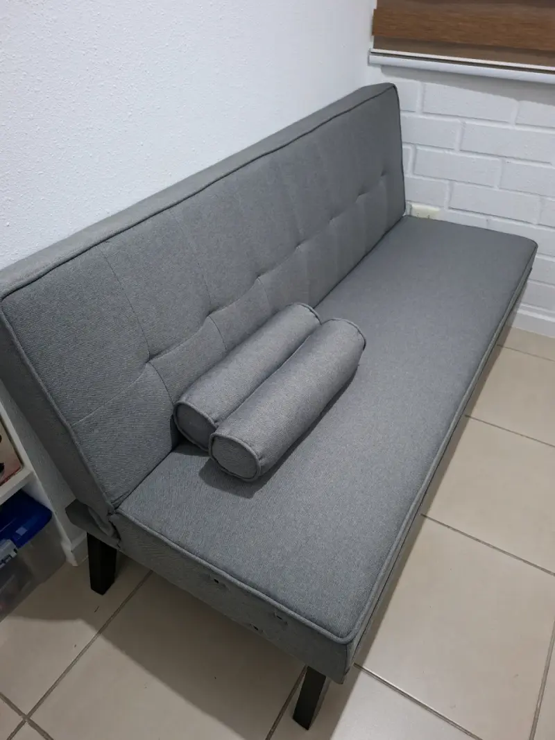 Sofá cama gris moderno con cojines - 1