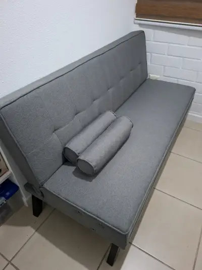 Sofá cama gris moderno con cojines - miniatura 1
