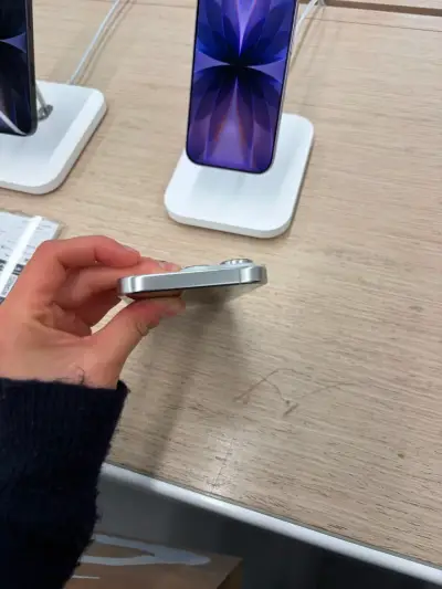 iPhone 16 Pro blanco en buen estado - miniatura 3