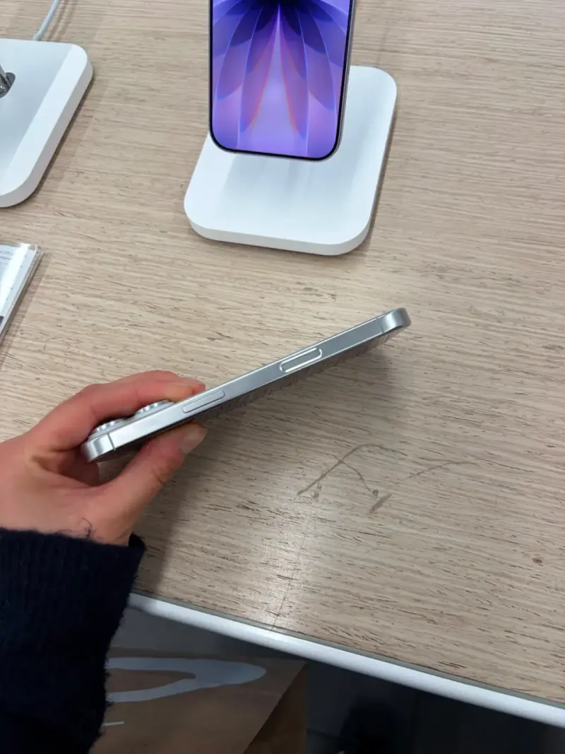 iPhone 16 Pro blanco en buen estado - 4