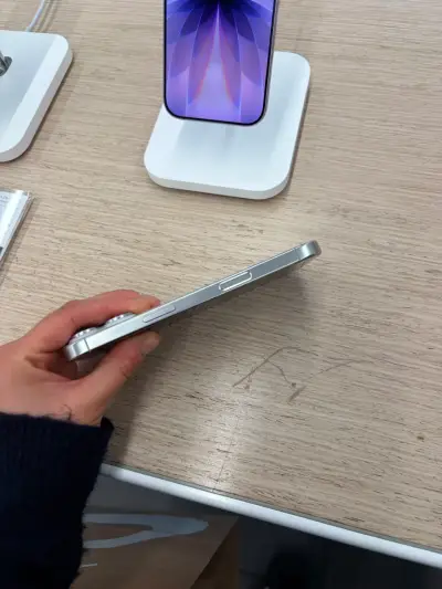 iPhone 16 Pro blanco en buen estado - miniatura 4