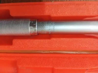 Llave de Torque Truper TORQ-1/2 con Estuche - miniatura 1