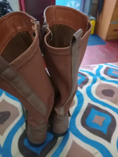 Botas largas de cuero marrón con hebilla - miniatura 2