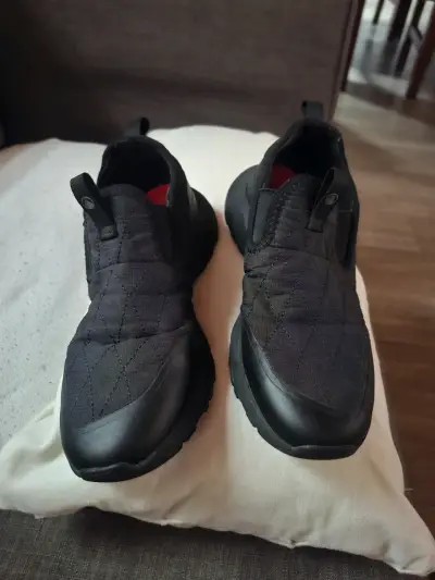 Zapatillas negras  para mujer con suela antide - miniatura 1