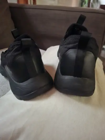 Zapatillas negras  para mujer con suela antide - miniatura 3