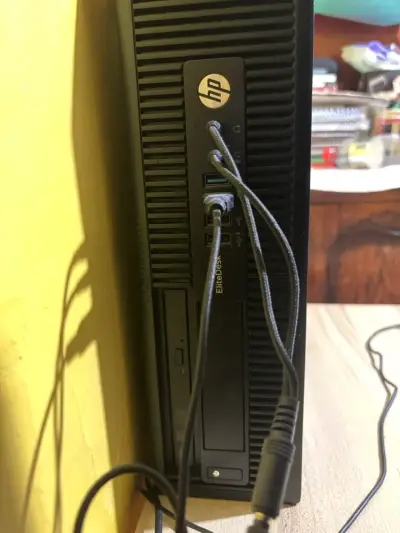 Computador HP EliteDesk compacto en buen estado - miniatura 1