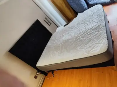 Cama matrimonial con colchón en buen estado - miniatura 1