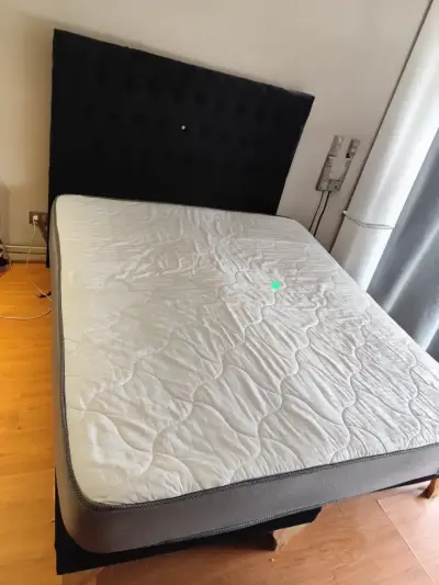 Cama matrimonial con colchón en buen estado - miniatura 2