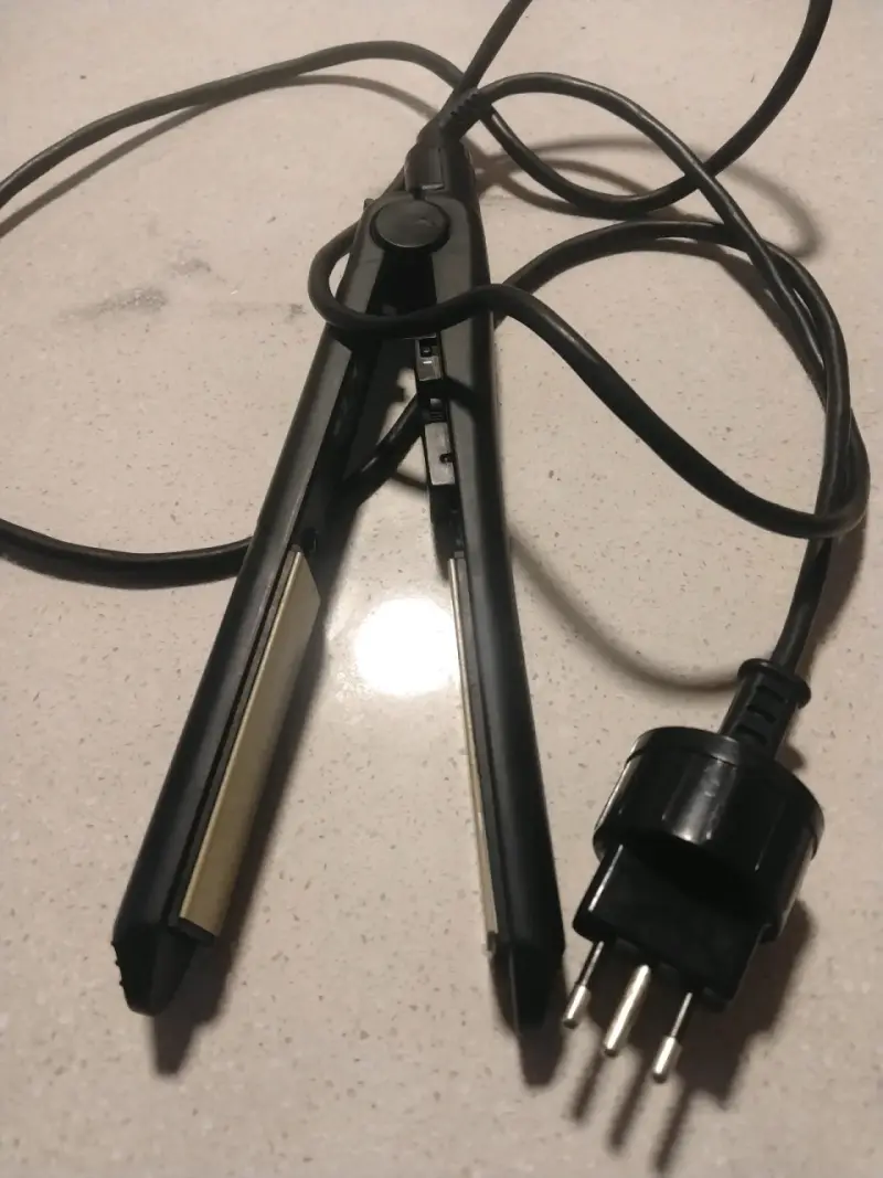 Plancha de Pelo Negra marca Philips sin detalles