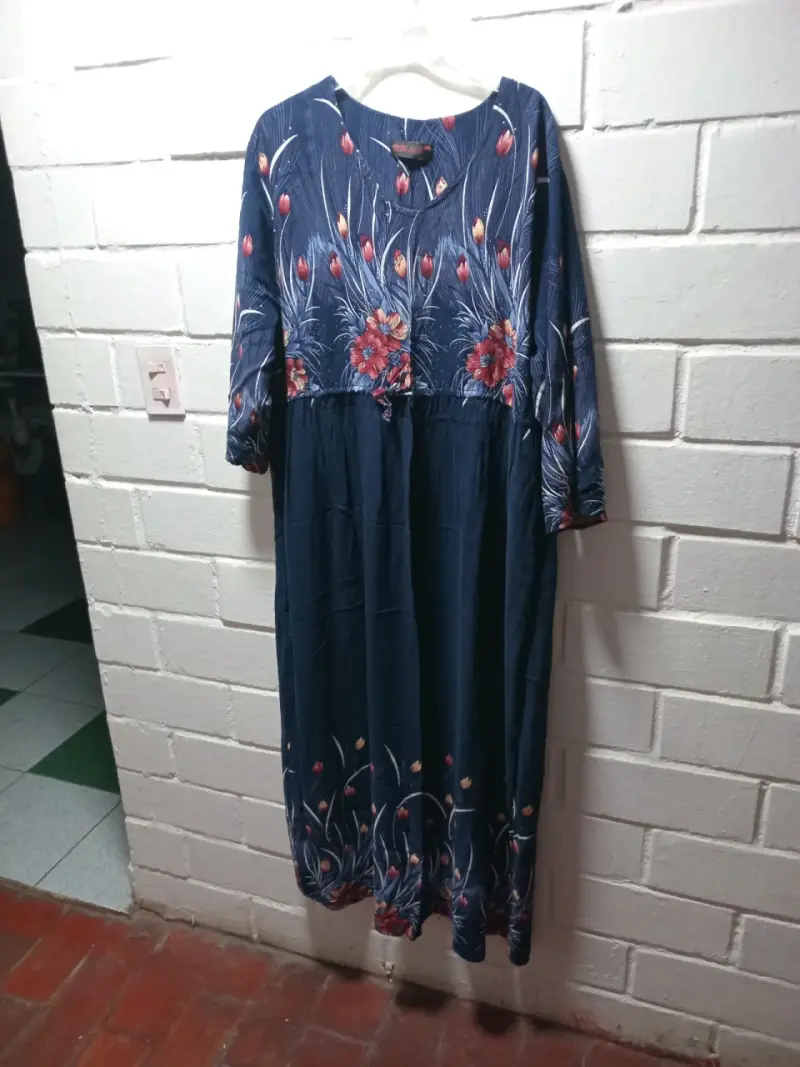 Vestido floral negro y azul talla XXL - 4