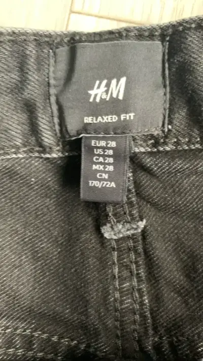 Shorts de mezclilla negros H&M Relaxed Fit - miniatura 2