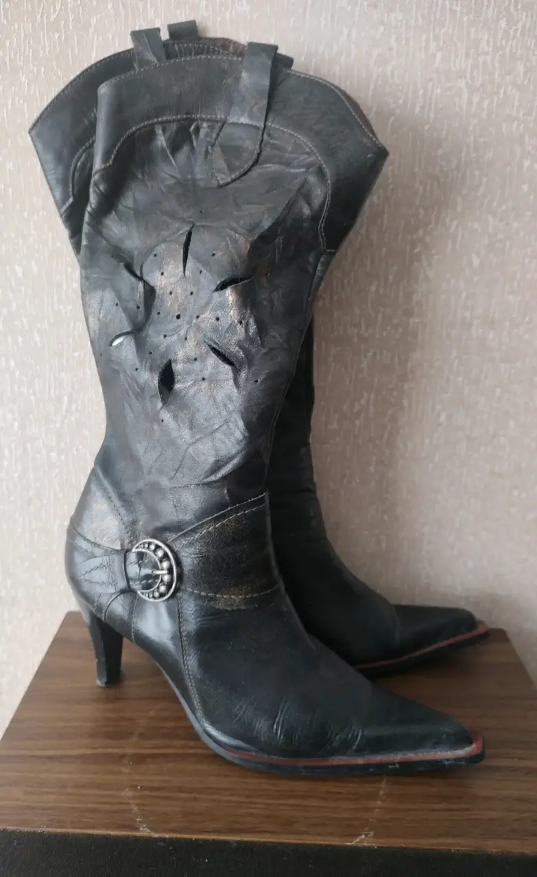 Botas vaqueras de cuero negro con tacón